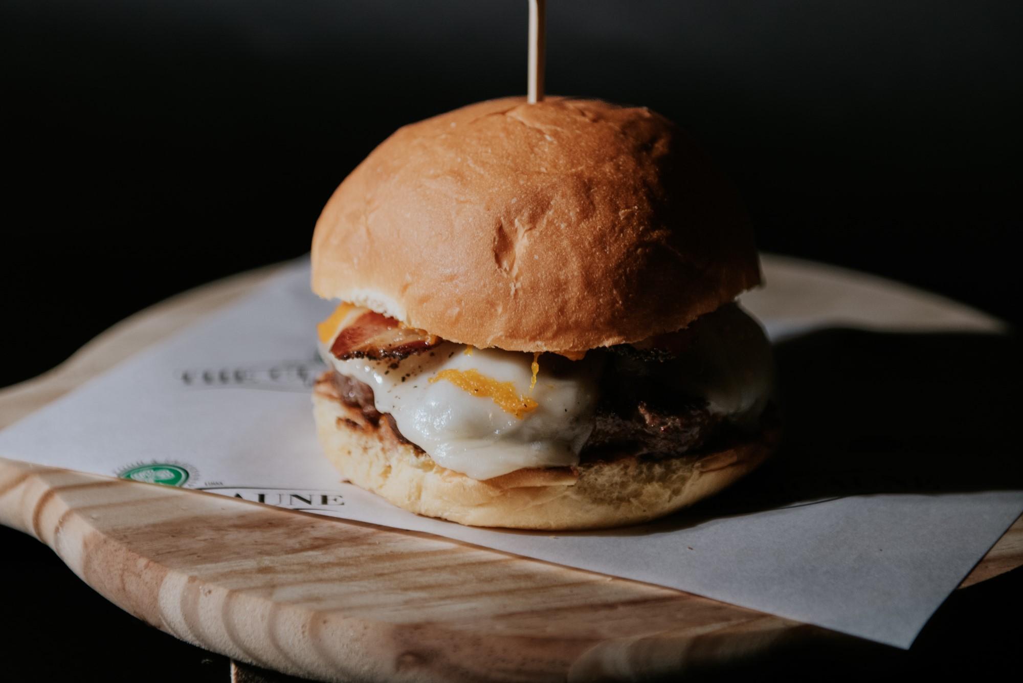 panino del mese con taleggio guanciale, crema di zucca e hamburger di 200gr servito con patatine fritte